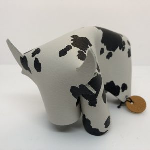 vache à tâches noires